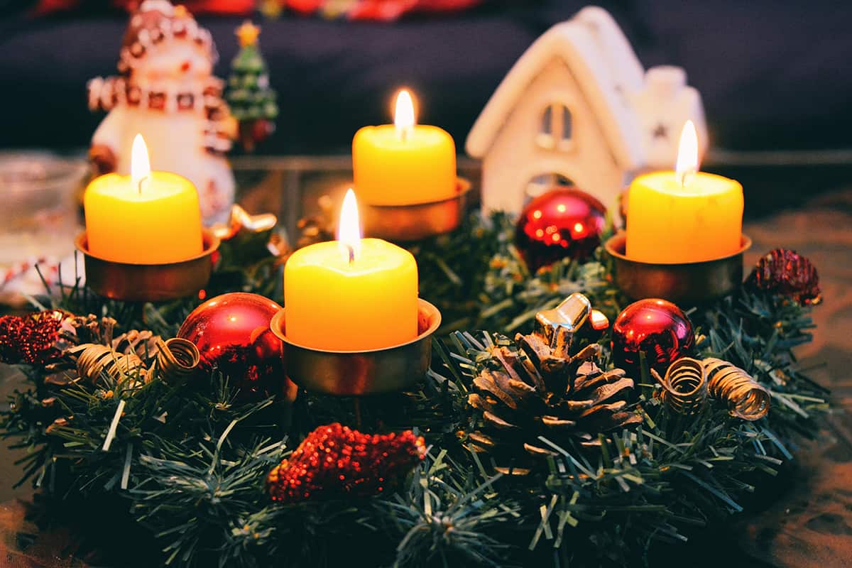 Cómo decorar tu casa en Navidad con velas clásicas