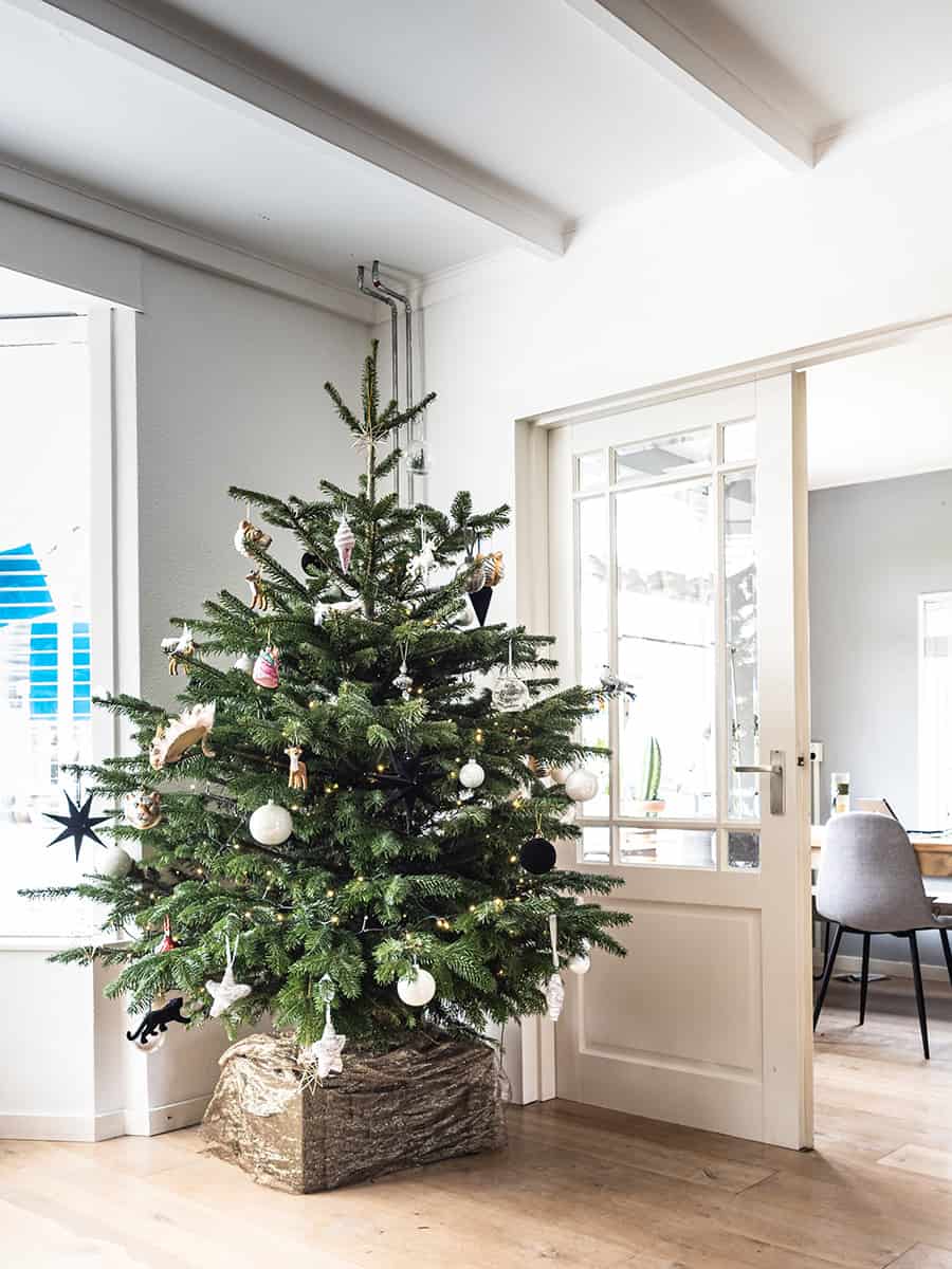 Decorar la casa con un árbol de Navidad mínimo